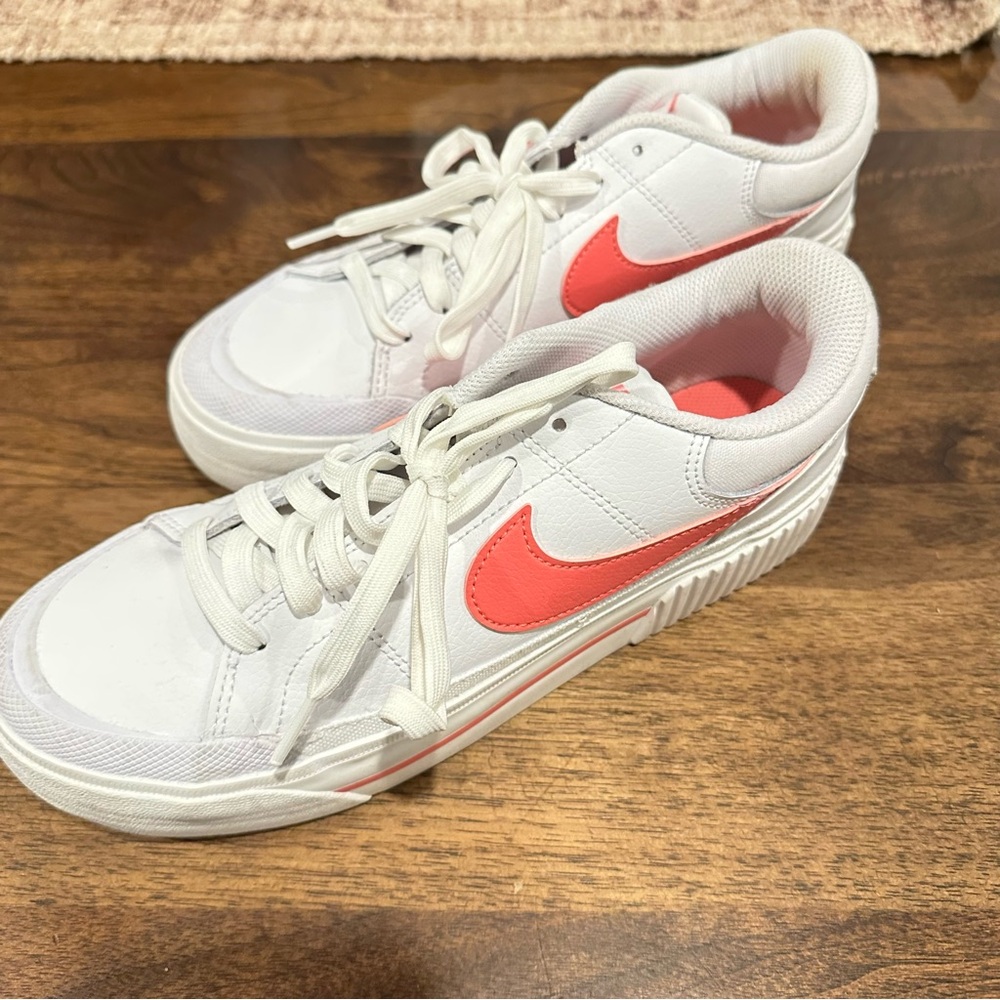Nike – White / Coral – Women’s Size 8